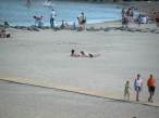  allongés en maillot sur le sable